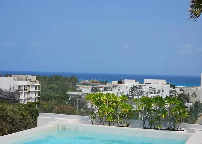 Kumaru Steps From The Playa del Carmen